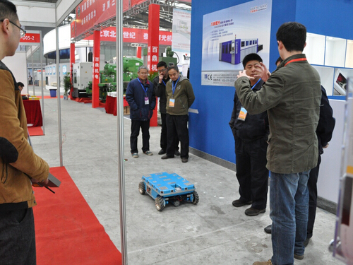 九州平台-九州(中国)一站式服务平台参加2015中国西部国际装备制造业博览会-技术人员向观众讲解产品-2.jpg