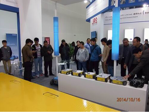 九州平台-九州(中国)一站式服务平台参展2014绵阳科博会-技术人员向观众演示机器人.jpg